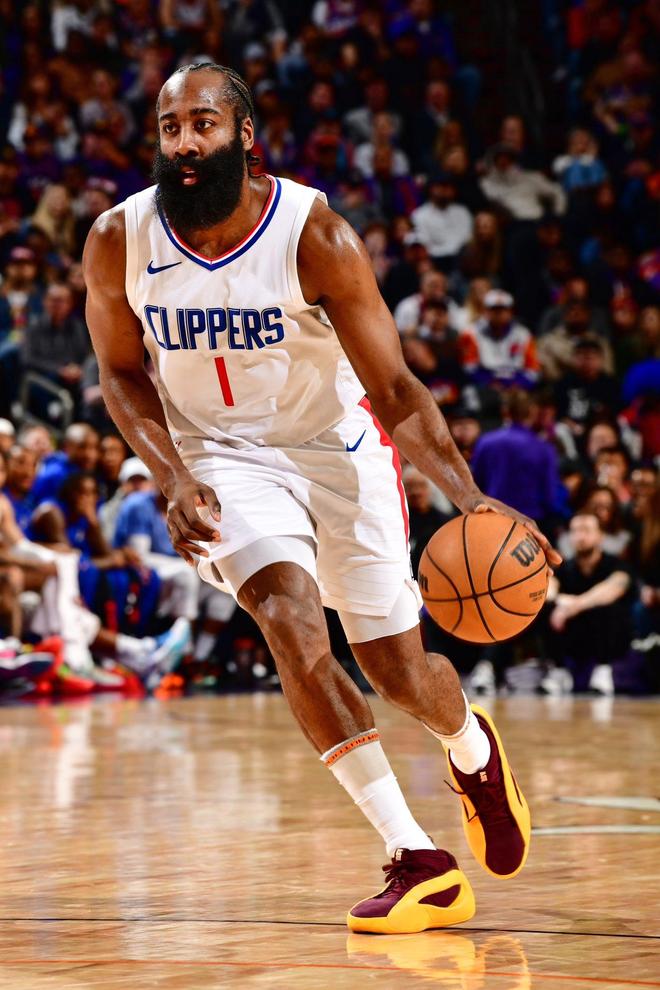 篮球湖人球迷制作大型海报欢迎队内新援（湖人球迷以巨幅海报欢迎新援加盟）